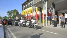 Mahyeldi Ansharullah melepas rombongan Mandatory Ride Motor Besar Indonesia (MBI) Wilayah Medan di halaman Kantor Gubernur Sumbar, Sabtu (25/7/2026). (poto: padangkita.com).