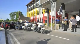 Mahyeldi Ansharullah melepas rombongan Mandatory Ride Motor Besar Indonesia (MBI) Wilayah Medan di halaman Kantor Gubernur Sumbar, Sabtu (25/7/2026). (poto: padangkita.com).