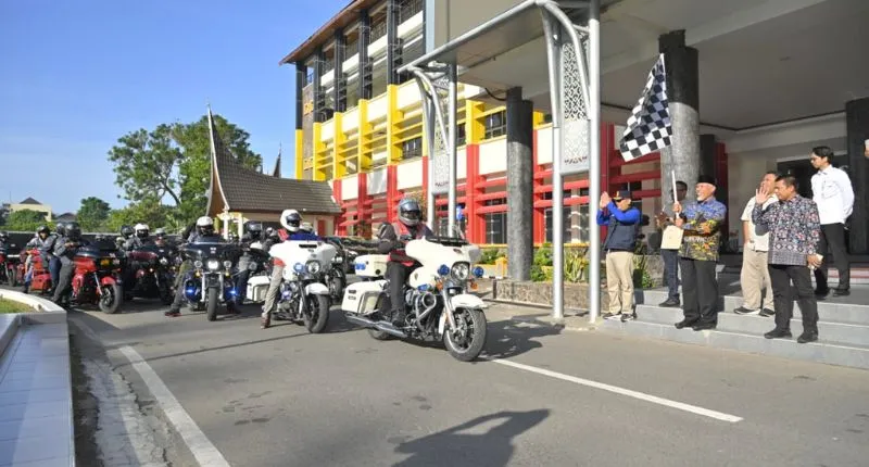 Mahyeldi Ansharullah melepas rombongan Mandatory Ride Motor Besar Indonesia (MBI) Wilayah Medan di halaman Kantor Gubernur Sumbar, Sabtu (25/7/2026). (poto: padangkita.com).
