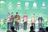 Gubernur Sumbar Mahyeldi Ansharullah menerima penghargaa pada ajang Anugerah Adinata Syariah 2026 yang digelar di Auditorium Bank Mega, Jakarta, Senin (6/7/2026).( poto : padangkita.com ).