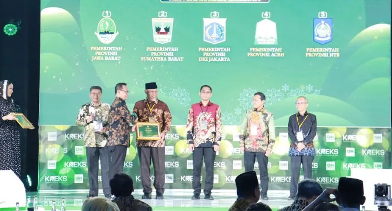Gubernur Sumbar Mahyeldi Ansharullah menerima penghargaa pada ajang Anugerah Adinata Syariah 2026 yang digelar di Auditorium Bank Mega, Jakarta, Senin (6/7/2026).( poto : padangkita.com ).