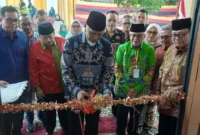 Gubernur Sumbar Mahyeldi Ansharullah meresmikan Asrama Putri SMAN 1 Bukittinggi.(poto: padangkita.com).