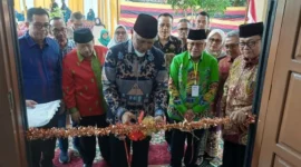 Gubernur Sumbar Mahyeldi Ansharullah meresmikan Asrama Putri SMAN 1 Bukittinggi.(poto: padangkita.com).