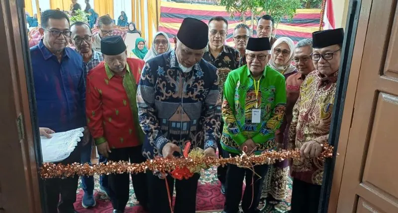 Gubernur Sumbar Mahyeldi Ansharullah meresmikan Asrama Putri SMAN 1 Bukittinggi.(poto: padangkita.com).