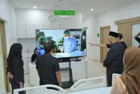 Gubernur Sumatera Barat (Sumbar), Mahyeldi Ansharullah meninjau gedung baru Rumah Sakit Umum (RSU) Bunda Padang.( poto : padangkita.com)
