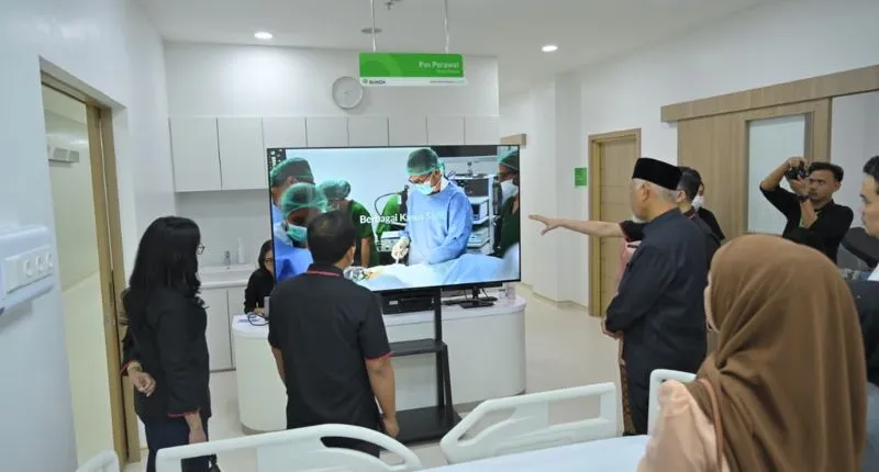 Gubernur Sumatera Barat (Sumbar), Mahyeldi Ansharullah meninjau gedung baru Rumah Sakit Umum (RSU) Bunda Padang.( poto : padangkita.com)