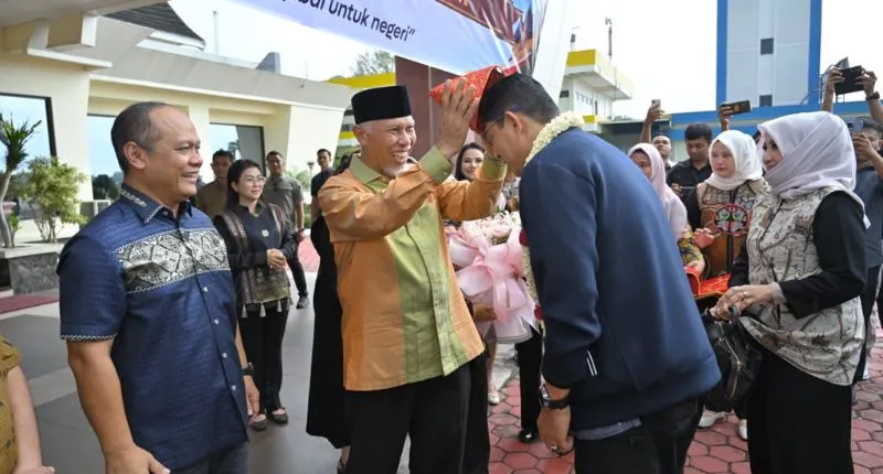 Mahyeldi Ansharullah menyambut kedatangan Kepala Kepolisian Daerah (Kapolda) Sumbar, Irjen Pol. Djati Wiyoto Abadhy, di VIP Bandara Internasional Minangkabau (BIM), Minggu (5/7/2026).( poto : padangkita.com)