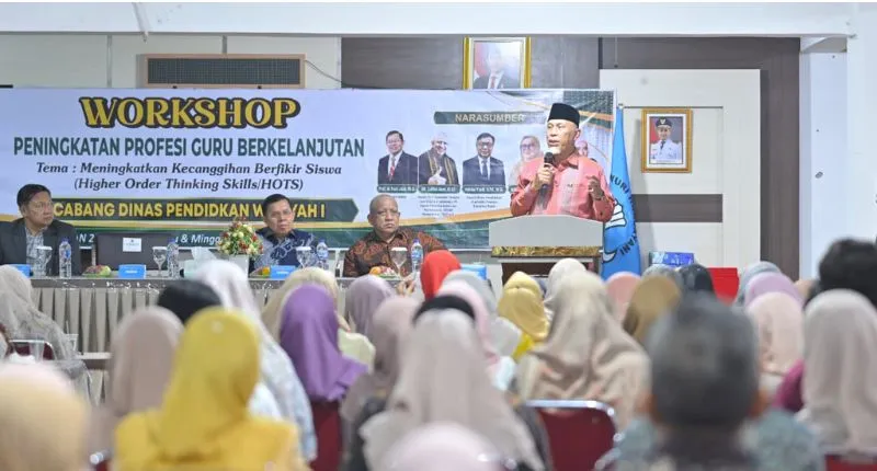 Gubernur Sumbar Mahyeldi Ansharullah membuka Workshop Peningkatan Profesi Guru Berkelanjutan bertema Meningkatkan Kecanggihan Berpikir Siswa.( poto: padangkita.com).