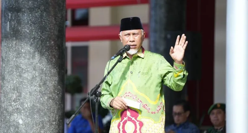 Gubernur Sumbar Mahyeldi Ansharullah saat melepas Pawai Parade Kendaraan dalam rangka Peringatan Hari Anti-Narkotika Internasional (HANI) Tahun 2026.(poto: padangkita.com).