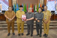 Mahyeldi Ansharullah menyerahkan Rancangan Kebijakan Umum Anggaran (KUA) dan Prioritas Plafon Anggaran Sementara (PPAS) Tahun Anggaran 2027 kepada DPRD Sumbar.( poto :padangkita.com )