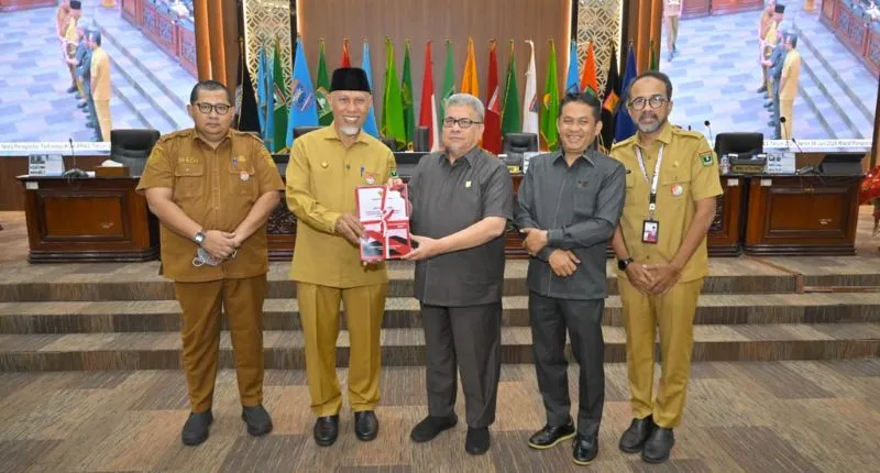 Mahyeldi Ansharullah menyerahkan Rancangan Kebijakan Umum Anggaran (KUA) dan Prioritas Plafon Anggaran Sementara (PPAS) Tahun Anggaran 2027 kepada DPRD Sumbar.( poto :padangkita.com )
