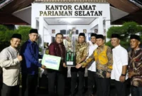 Wakil Wali Kota Pariaman Mulyadi menyerahkan piala Juaran Umum MTQ IX Pariaman Selatan.(poto: padangkita.com).