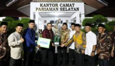 Wakil Wali Kota Pariaman Mulyadi menyerahkan piala Juaran Umum MTQ IX Pariaman Selatan.(poto: padangkita.com).