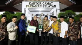 Wakil Wali Kota Pariaman Mulyadi menyerahkan piala Juaran Umum MTQ IX Pariaman Selatan.(poto: padangkita.com).