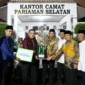 Wakil Wali Kota Pariaman Mulyadi menyerahkan piala Juaran Umum MTQ IX Pariaman Selatan.(poto: padangkita.com).
