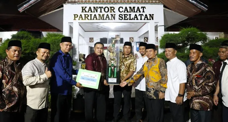 Wakil Wali Kota Pariaman Mulyadi menyerahkan piala Juaran Umum MTQ IX Pariaman Selatan.(poto: padangkita.com).