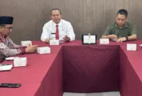 Kepala Badan Kesbangpol Sumbar Mursalim memimpin Rapat Koordinasi (Rakor) Penanganan Terpadu Anak yang Berhadapan dengan Hukum terkait temuan diduga bom di MAN 3 Padang, Kamis (16/7/2026).(poto: padangkita.com).
