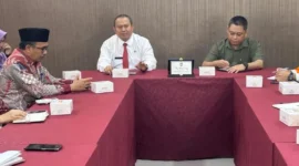 Kepala Badan Kesbangpol Sumbar Mursalim memimpin Rapat Koordinasi (Rakor) Penanganan Terpadu Anak yang Berhadapan dengan Hukum terkait temuan diduga bom di MAN 3 Padang, Kamis (16/7/2026).(poto: padangkita.com).