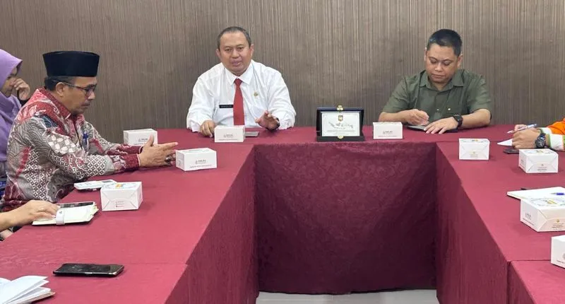 Kepala Badan Kesbangpol Sumbar Mursalim memimpin Rapat Koordinasi (Rakor) Penanganan Terpadu Anak yang Berhadapan dengan Hukum terkait temuan diduga bom di MAN 3 Padang, Kamis (16/7/2026).(poto: padangkita.com).