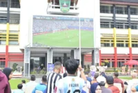 Ribuan warga memadati kawasan Kantor Gubernur Sumatera Barat (Sumbar) untuk mengikuti kegiatan Car Free Day (CFD) yang dirangkai dengan nonton bareng (nobar).(poto: padangkita.com).
