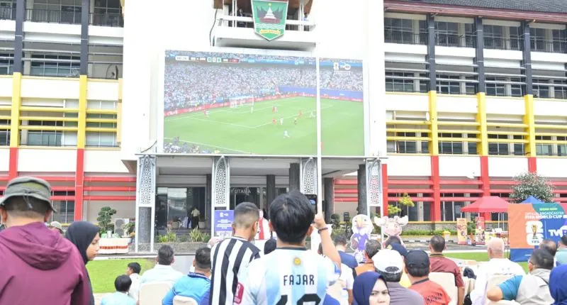 Ribuan warga memadati kawasan Kantor Gubernur Sumatera Barat (Sumbar) untuk mengikuti kegiatan Car Free Day (CFD) yang dirangkai dengan nonton bareng (nobar).(poto: padangkita.com).