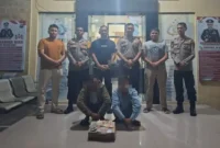 Personel Polsek Pasaman mengamankan dua tersangka pungli di Pantai Sasak, Kabupaten Pasaman Barat, dengan barang bukti kotak kardus minuman dan uang tunai.( poto: koranpadang.com)