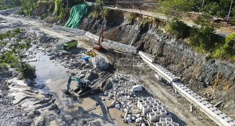 PT Hutama Karya (Persero) mempercepat penyelesaian sejumlah proyek Penanganan Tanggap Darurat sektor Bina Marga di Sumatera.(poto: padangkita.com).