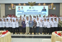 Sekdaprov Sumbar Arry Yuswandi bersama pengurus LPM Sumbar periode 2025-2030 yang beru dilantik. (poto: padangkita.com).