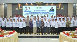 Sekdaprov Sumbar Arry Yuswandi bersama pengurus LPM Sumbar periode 2025-2030 yang beru dilantik. (poto: padangkita.com).