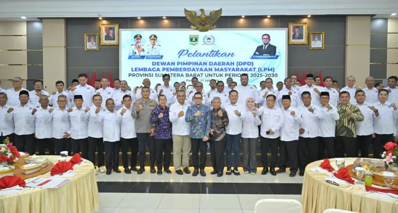 Sekdaprov Sumbar Arry Yuswandi bersama pengurus LPM Sumbar periode 2025-2030 yang beru dilantik. (poto: padangkita.com).