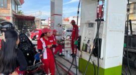 Petugas SPBU sedang mengisi BBM untuk beberapa kendaran roda dua.(poto : kabarsumbar.com).
