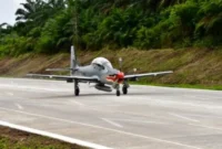 Pesawat tempur TNI AU melakukan uji coba lepas landas dan mendarat di Jalan Tol.(poto: padangkita.com).