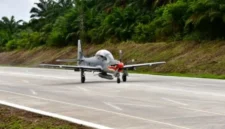Pesawat tempur TNI AU melakukan uji coba lepas landas dan mendarat di Jalan Tol.(poto: padangkita.com).