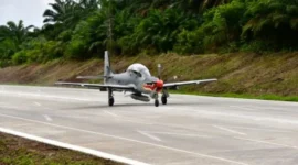 Pesawat tempur TNI AU melakukan uji coba lepas landas dan mendarat di Jalan Tol.(poto: padangkita.com).