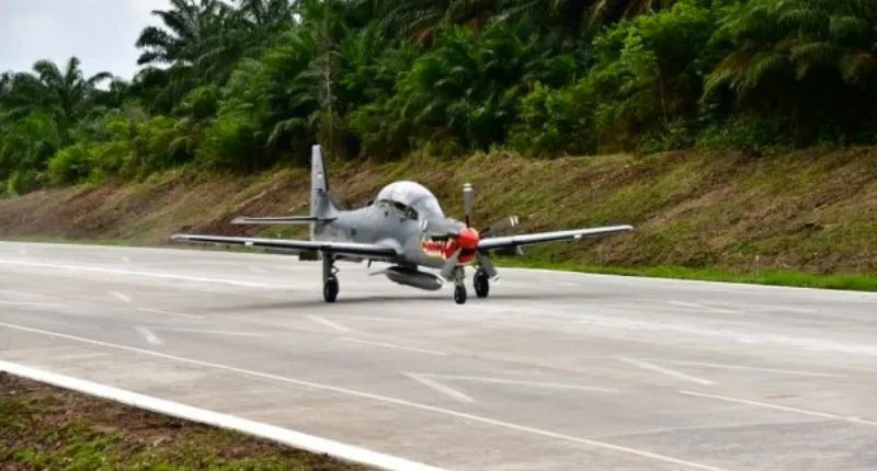 Pesawat tempur TNI AU melakukan uji coba lepas landas dan mendarat di Jalan Tol.(poto: padangkita.com).