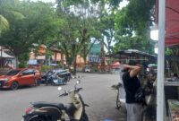 Sejumlah pedagang kaki lima (PKL) kembali berjualan di trotoar sekitar GOR Haji Agus Salim, Padang, Kamis (9/7).(poto: koranpadang.com)
