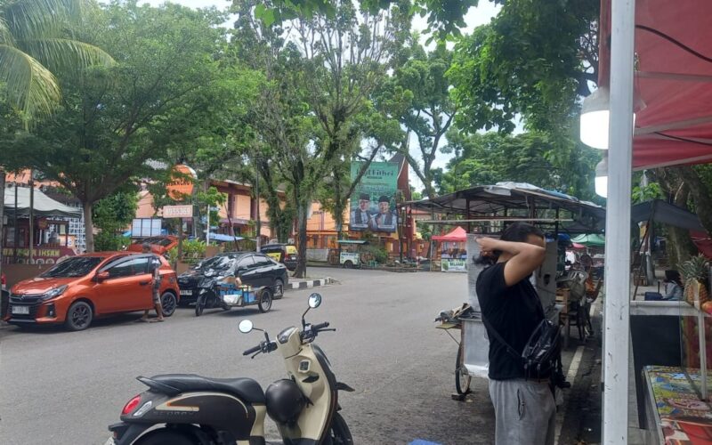 Sejumlah pedagang kaki lima (PKL) kembali berjualan di trotoar sekitar GOR Haji Agus Salim, Padang, Kamis (9/7).(poto: koranpadang.com)