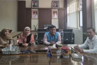 Manager PLN ULP Lubuk Sikaping, Irwan Ardianto, dan Sekretaris Daerah Kabupaten Pasaman, Yudesri, menggelar diskusi resmi di Kantor Bupati Pasaman pada Rabu (15/7) lalu.(poto: radarsumbar.com)