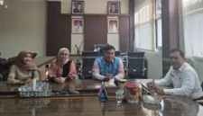 Manager PLN ULP Lubuk Sikaping, Irwan Ardianto, dan Sekretaris Daerah Kabupaten Pasaman, Yudesri, menggelar diskusi resmi di Kantor Bupati Pasaman pada Rabu (15/7) lalu.(poto: radarsumbar.com)
