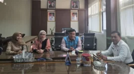 Manager PLN ULP Lubuk Sikaping, Irwan Ardianto, dan Sekretaris Daerah Kabupaten Pasaman, Yudesri, menggelar diskusi resmi di Kantor Bupati Pasaman pada Rabu (15/7) lalu.(poto: radarsumbar.com)