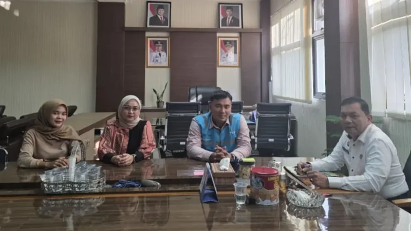 Manager PLN ULP Lubuk Sikaping, Irwan Ardianto, dan Sekretaris Daerah Kabupaten Pasaman, Yudesri, menggelar diskusi resmi di Kantor Bupati Pasaman pada Rabu (15/7) lalu.(poto: radarsumbar.com)