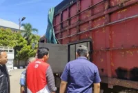 Tim Ditreskrimsus Polda Sumbar mengamankan truk yang diduga melakukan penyimpangan BBM bersubsidi Bio Solar, saat dilakukan sidak di sejumlah SPBU di Padang dan Padang Pariaman.(poto: padangkita.com).