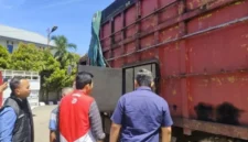 Tim Ditreskrimsus Polda Sumbar mengamankan truk yang diduga melakukan penyimpangan BBM bersubsidi Bio Solar, saat dilakukan sidak di sejumlah SPBU di Padang dan Padang Pariaman.(poto: padangkita.com).
