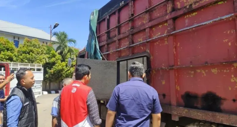 Tim Ditreskrimsus Polda Sumbar mengamankan truk yang diduga melakukan penyimpangan BBM bersubsidi Bio Solar, saat dilakukan sidak di sejumlah SPBU di Padang dan Padang Pariaman.(poto: padangkita.com).
