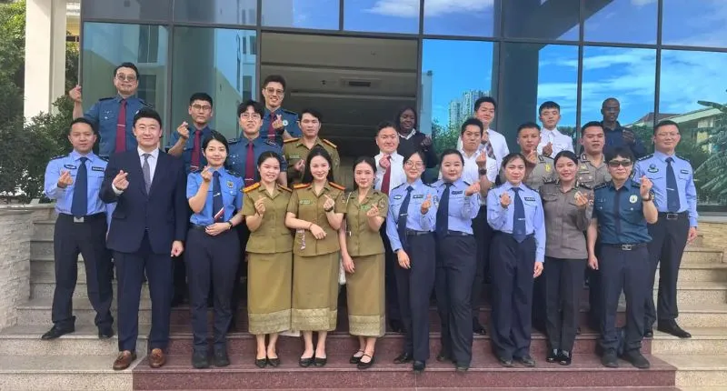 Brigpol Aruni, Polwan yang bertugas di Polres Kepulauan Mentawai bersama polisi dari sejumlah negara yang mengikuti pelatihan internasional di Vietnam.(poto: padangkita.com).