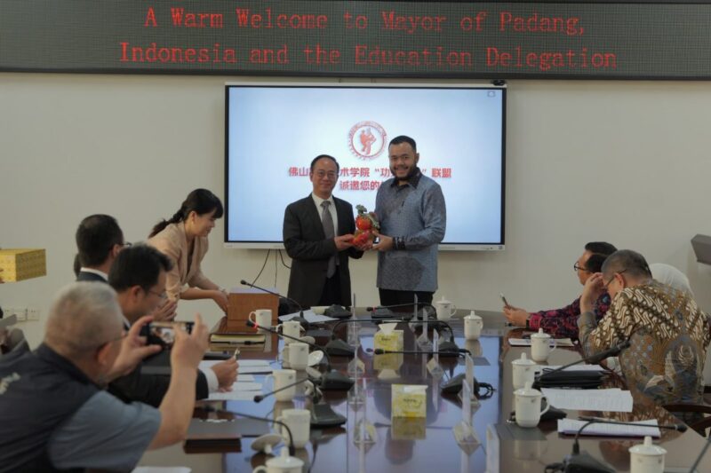 Wali Kota Padang, Fadly Amran, memimpin langsung delegasi saat bertemu dengan jajaran pimpinan Foshan Polytechnic di Tiongkok.( poto: koranpadang.com)