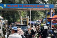 Pemerintah Kota Pariaman mempercepat langkah pemulihan ekonomi masyarakat dengan membangun kembali kios sala Pantai Gandoriah.(poto: radarsumbar.com).