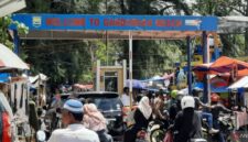 Pemerintah Kota Pariaman mempercepat langkah pemulihan ekonomi masyarakat dengan membangun kembali kios sala Pantai Gandoriah.(poto: radarsumbar.com).