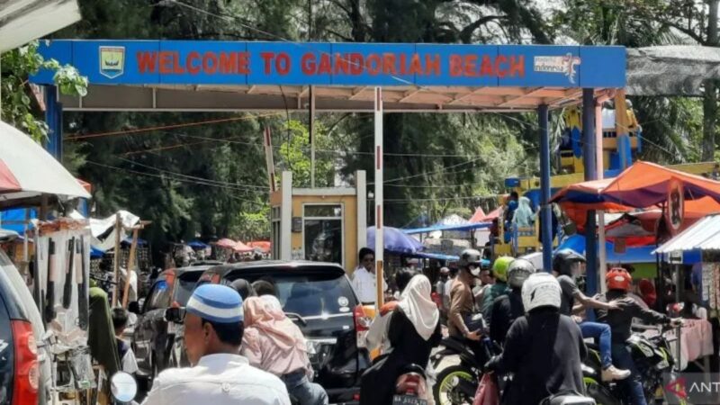 Pemerintah Kota Pariaman mempercepat langkah pemulihan ekonomi masyarakat dengan membangun kembali kios sala Pantai Gandoriah.(poto: radarsumbar.com).