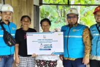 Pasang gratis listrik PLN untuk warga Mentawai.(poto: radarsumbar.com).